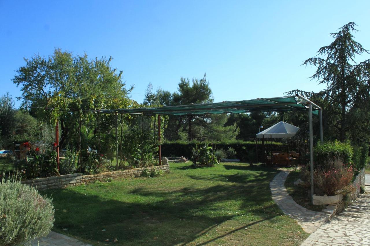 Apartments With A Swimming Pool Pula - 7356 Exterior foto